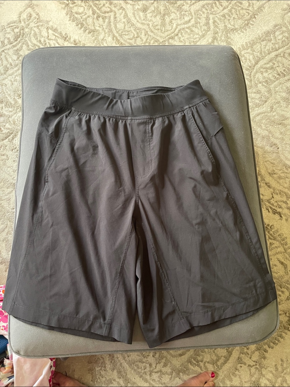 Lululemon men's Black Athletic Shorts with Side Pockets size medium 10 in inseam